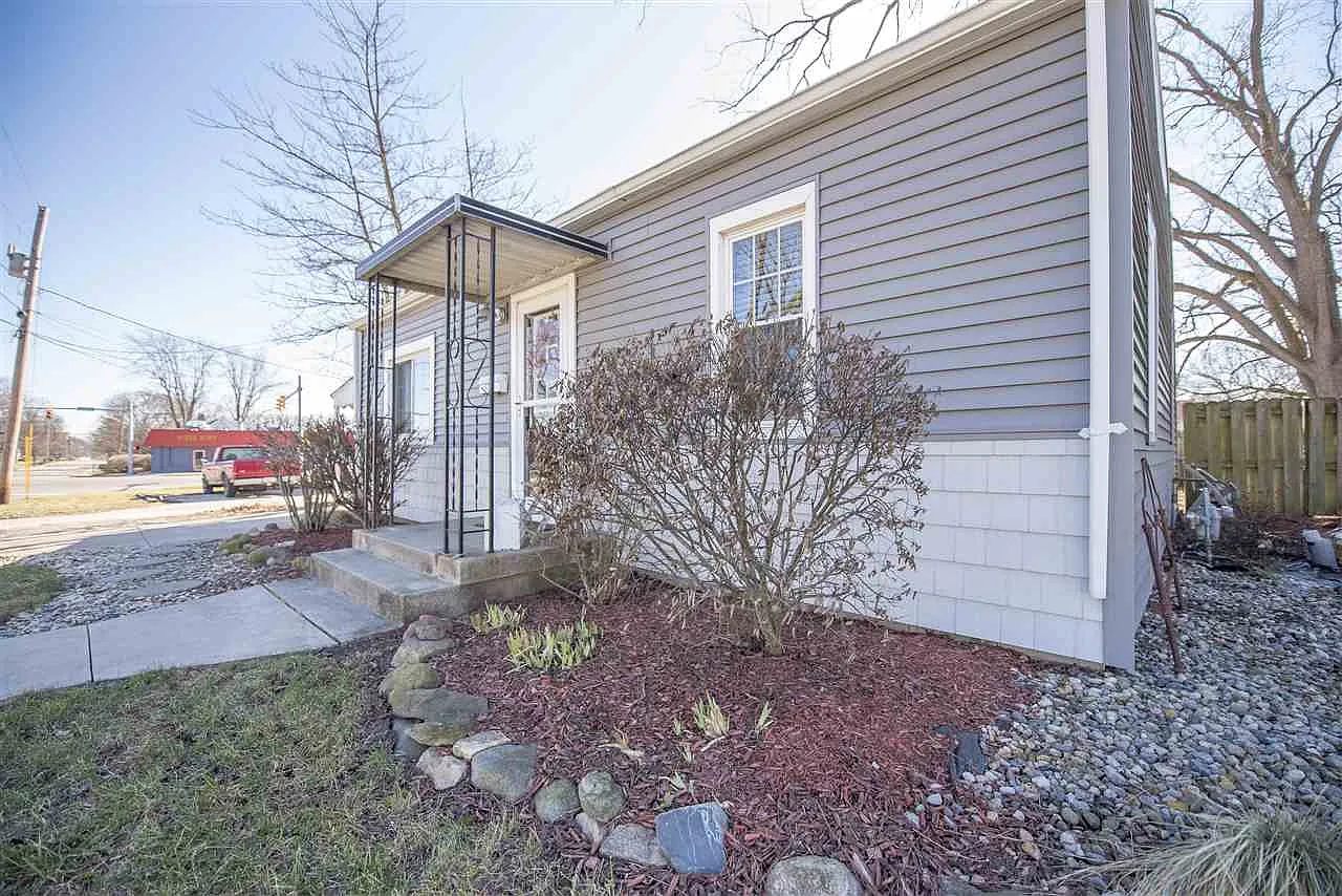 101 W North St photo 1