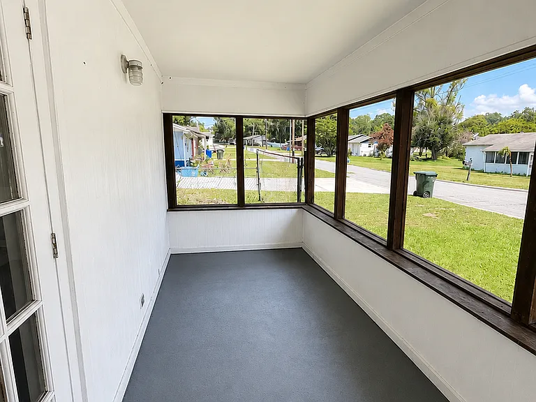 837 Lafayette Ln — Photo 3