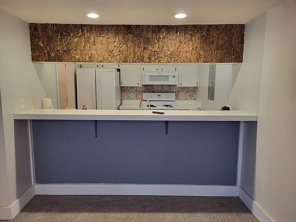 4th image of 717 Olde Camelot Cir #717