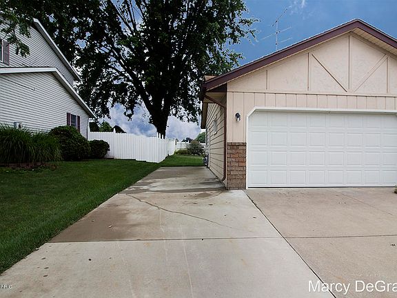 3rd image of 3136 Beech Forest Ave