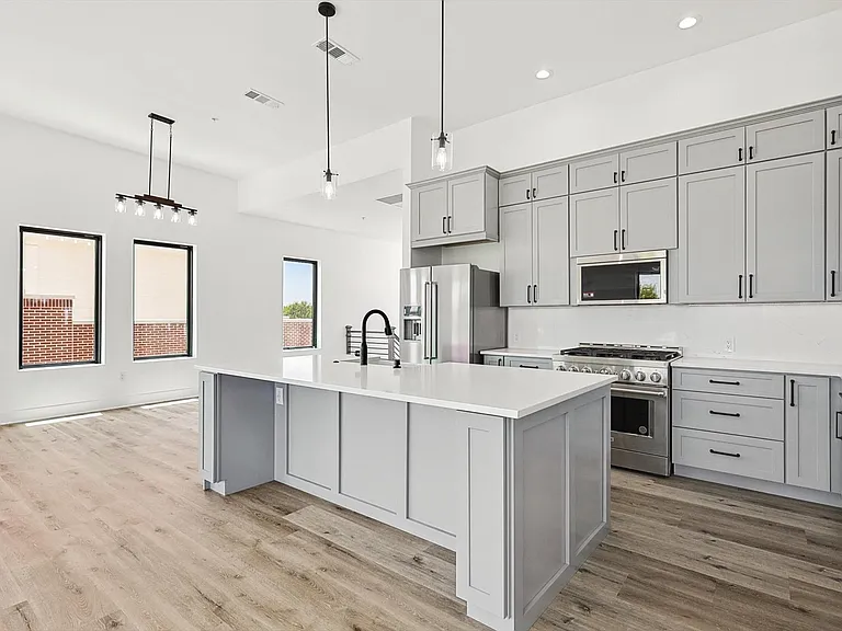 767 W Main St #205 — Photo 7