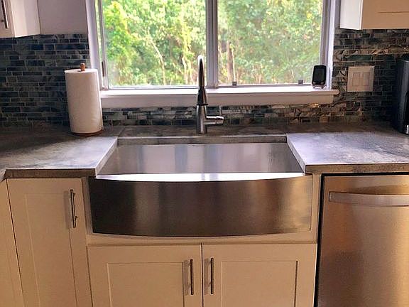 Farmhouse sink