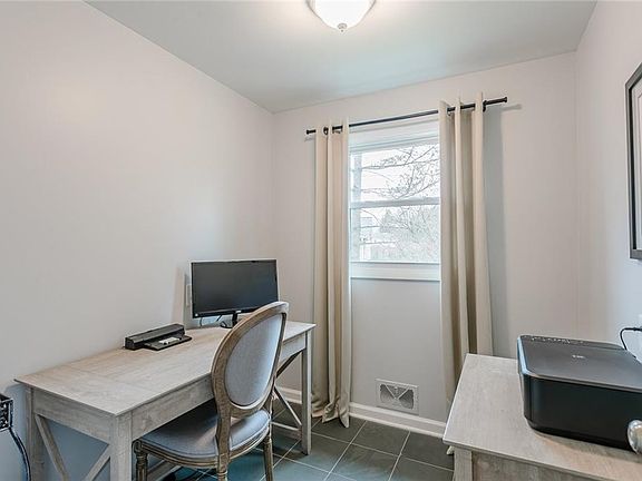 4th image of 75 Harper Dr