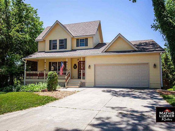 2nd image of 608 Hawthorne Cir