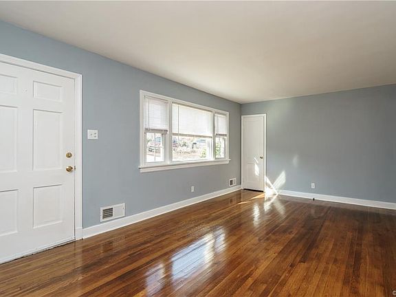 3rd image of 2004 Oakwood Ln