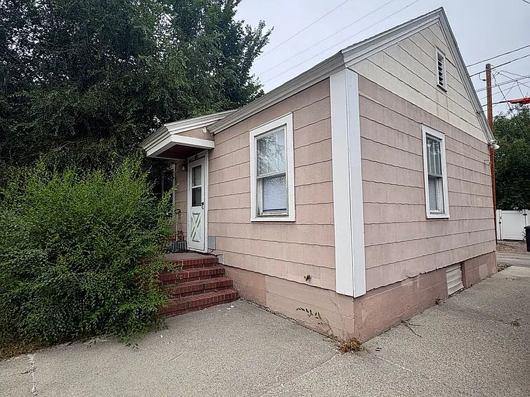 107 & 1/2 Terry Ave — Photo 1