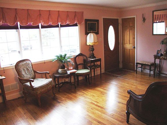 2nd image of 14 Woods Ln