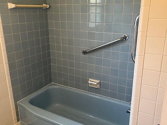 4th image of 421 Riverdale Dr
