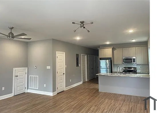 3 bed, 1200 sqft, $1,900 — Photo 2