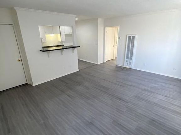 4th image of 1037 W 92nd St #6