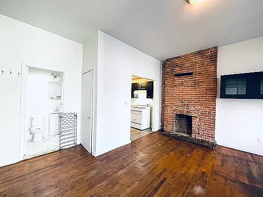 2nd image of 219 2nd Ave #3R