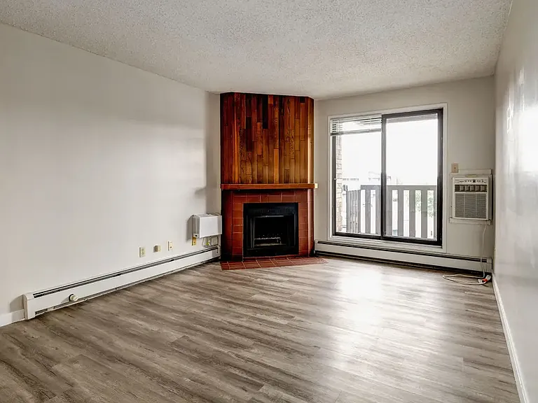 640 Robert St E — Photo 11