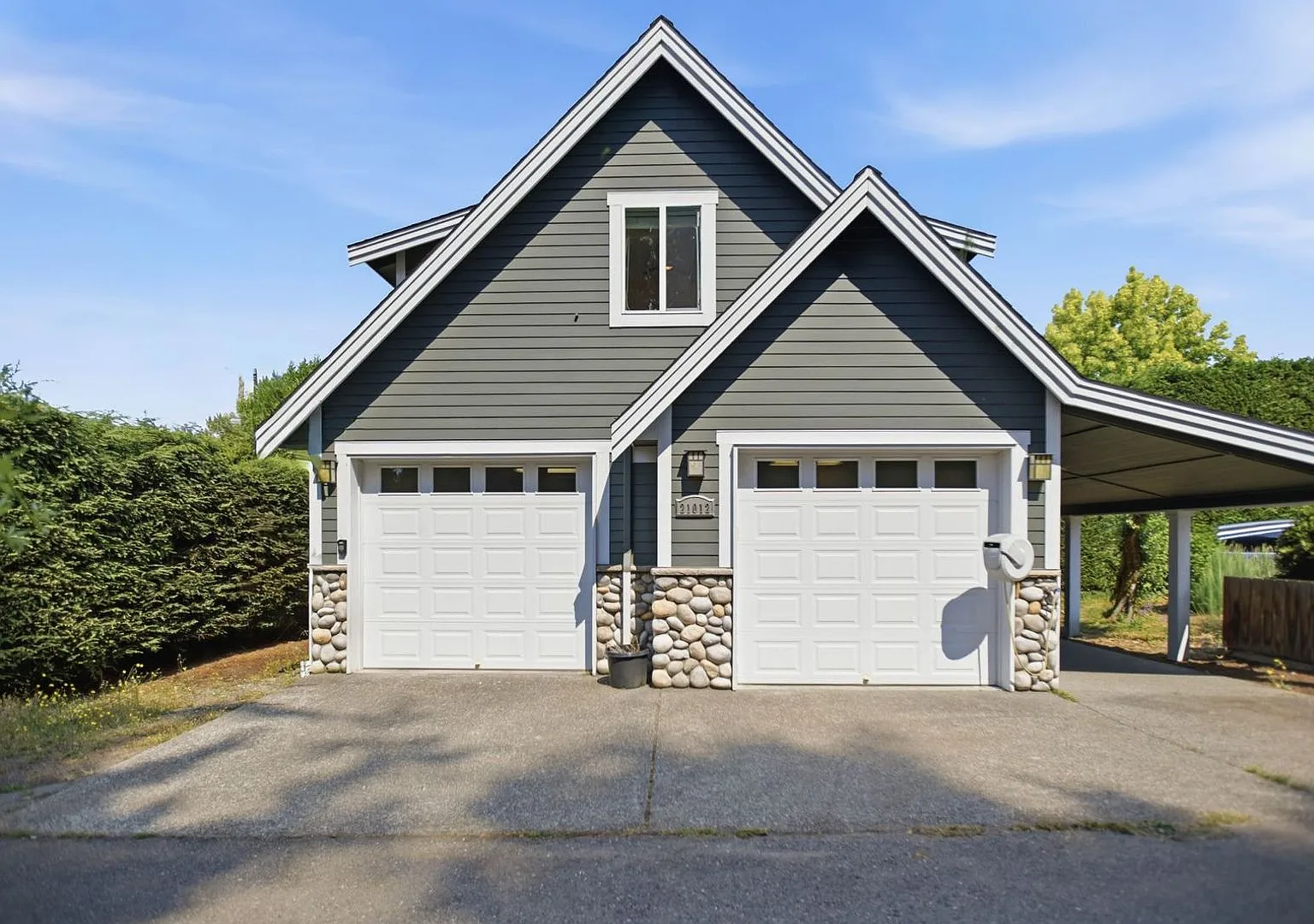 Cozy 1 Bed 1 Bath Apartment with Private Garage in SeaTac — Photo 1