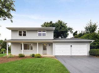 2S380 Golfview Dr, Glen Ellyn, IL 60137