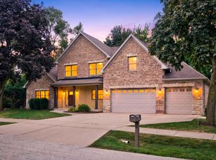408 W Pine Ave, Roselle, IL 60172