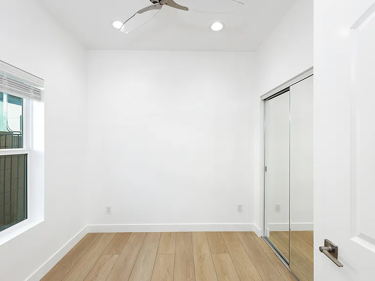 938 W Acacia Ave — Photo 3