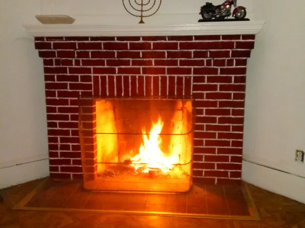 32 Dresden St, Springfield, MA 01109