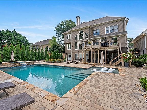 2nd image of 810 Lake Ridge Ct