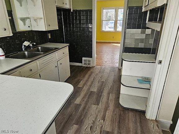5th image of 1681 Girard St