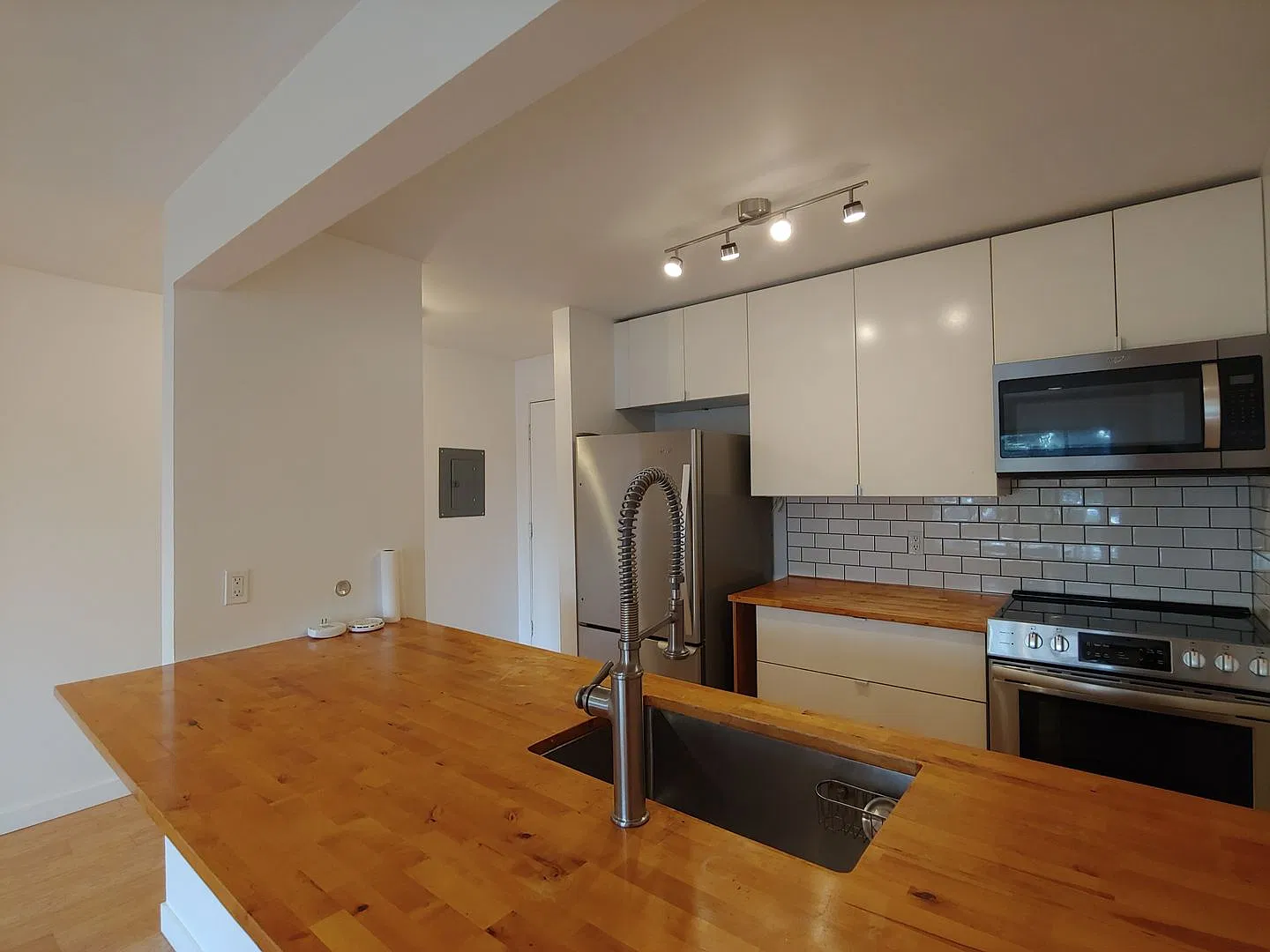 Spacious 1-Bedroom Rental with Parking — Photo 4