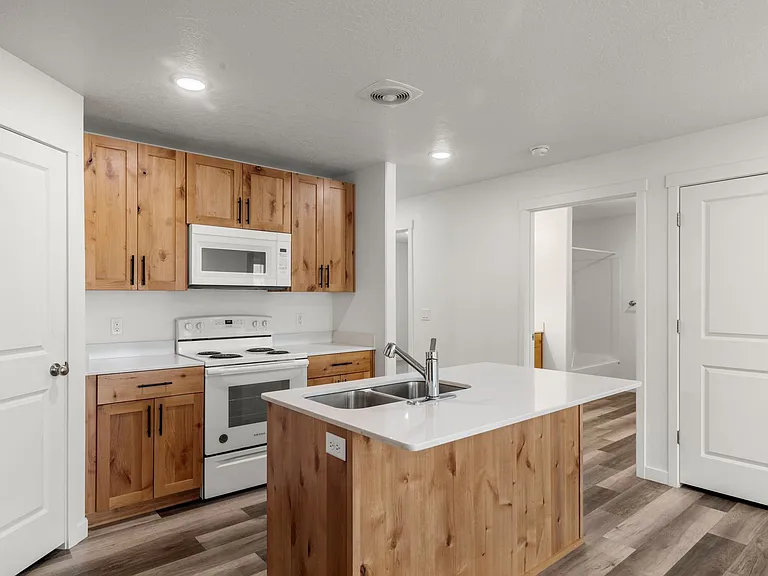 5773 S 5th Ave — Photo 5