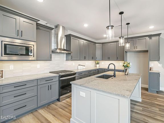3rd image of 126 Dogwood Pl