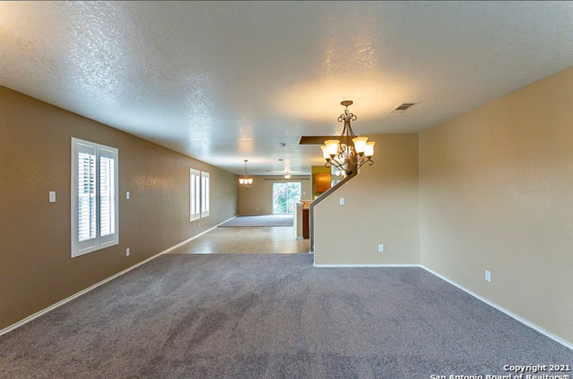 3 bed, 2.5 bath, 3201 sqft, $950 — Photo 1