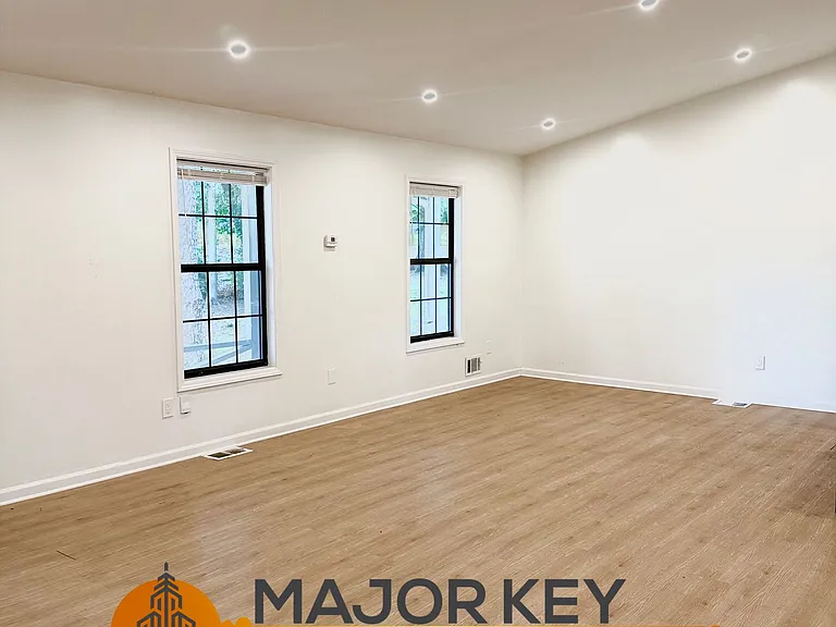 4555 Sugarloaf Pkwy — Photo 14