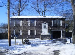 19 Woodland St, Ronkonkoma, NY 11779