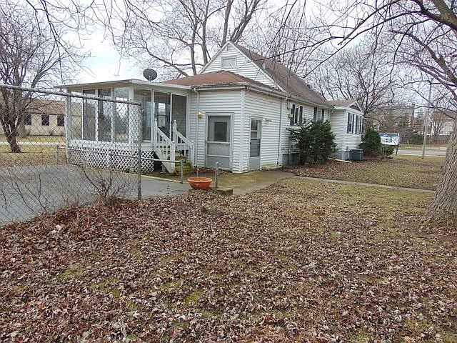 6N211 Gary Ave photo 1