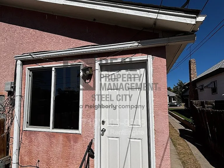 910 E 9th St #B — Photo 1