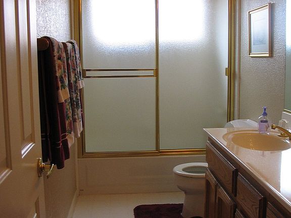 2nd bath w/double sinks 