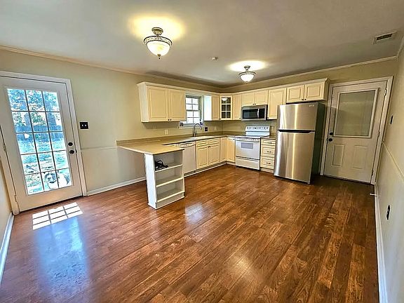 3rd image of 1112 Cobb Rd