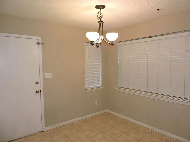 7834 Charter Oaks Dr — Photo 6