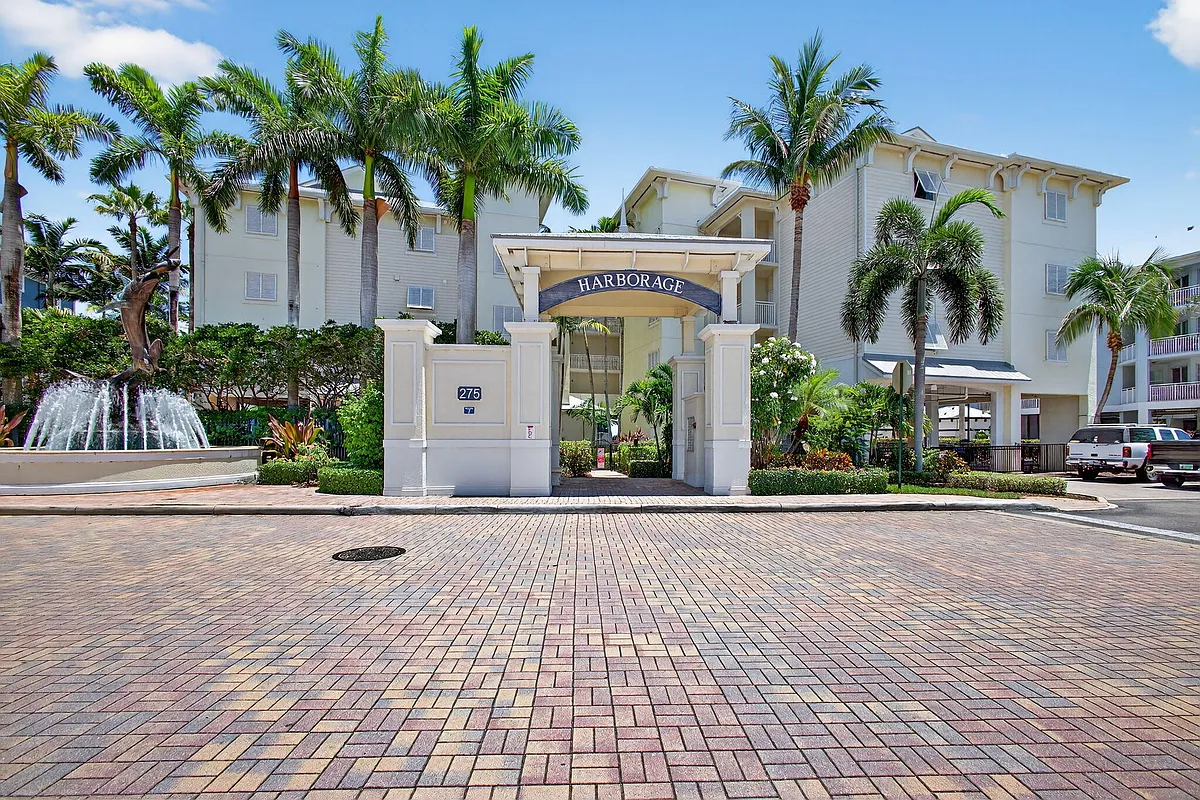 Building Photo - 275 NW Flagler Ave #204