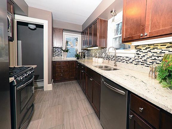 3rd image of 1660 Saint Clair Ave