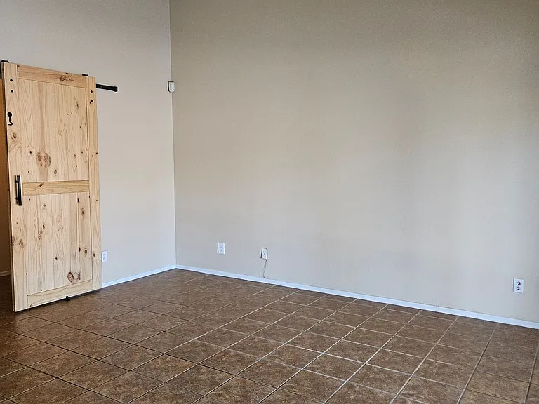 1325 S 28th Dr — Photo 14