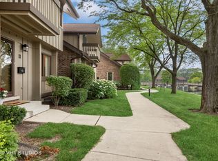 10 Kent Ct, Willowbrook, IL 60527