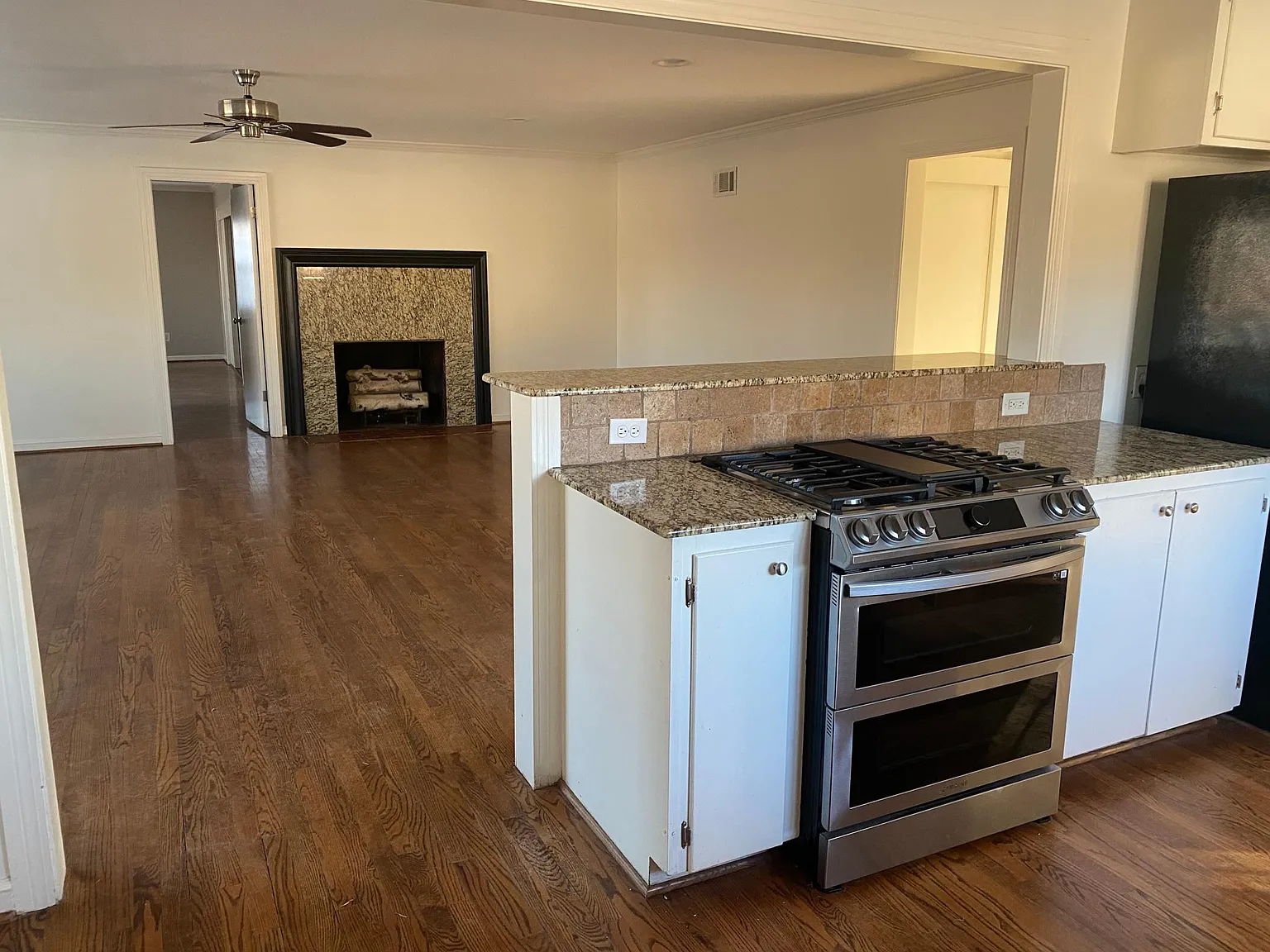 3 bed, 2.5 bath, 2392 sqft, $2,700 — Photo 3