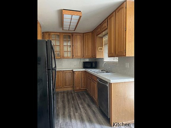 5th image of 3872 Surrey Ln