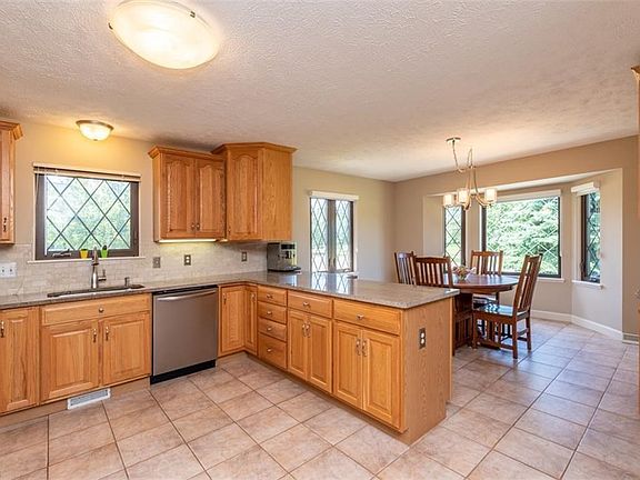 3rd image of 401 S Stonehaven Dr