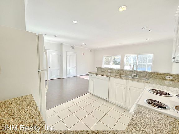 5th image of 8411 De Longpre Ave #102