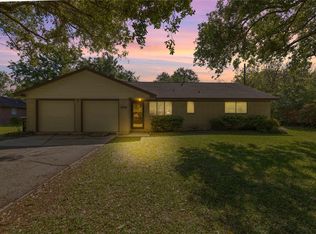 1203 S Kansas Ave, Anahuac, TX 77514