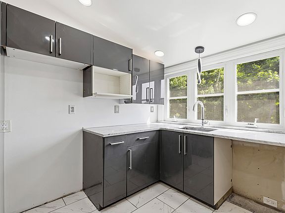 5th image of 481 Danforth St #3
