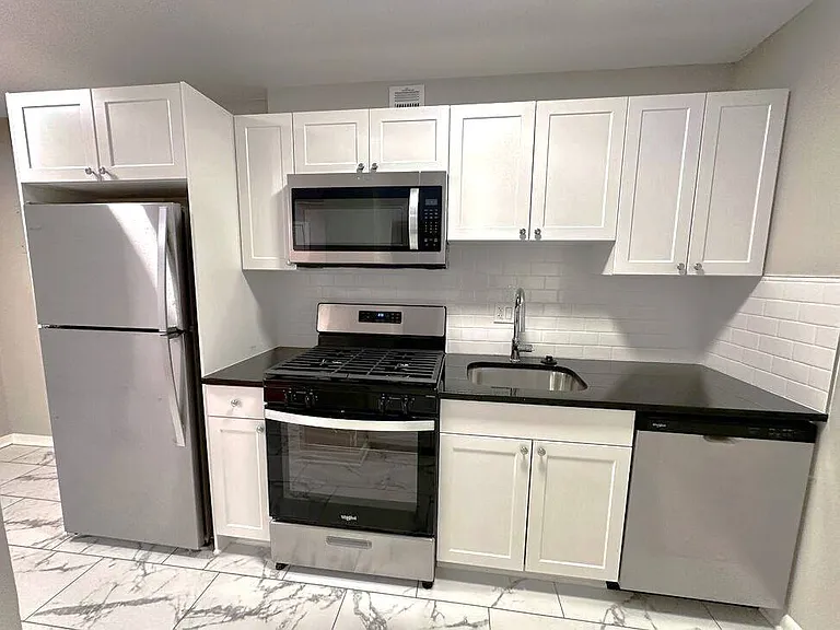 8200W Apartments — Photo 10