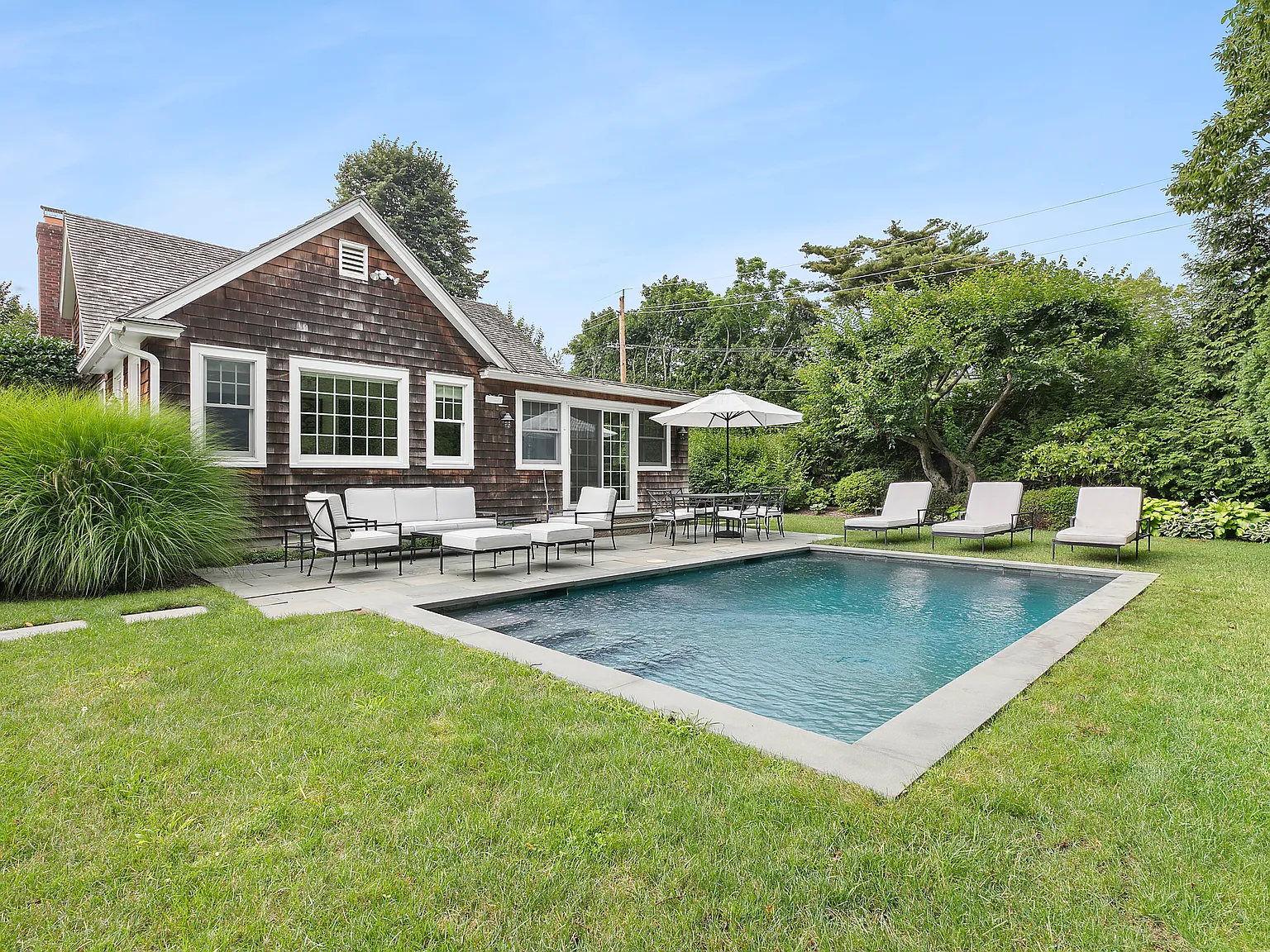 Darling Cottage in East Hampton — Photo 2