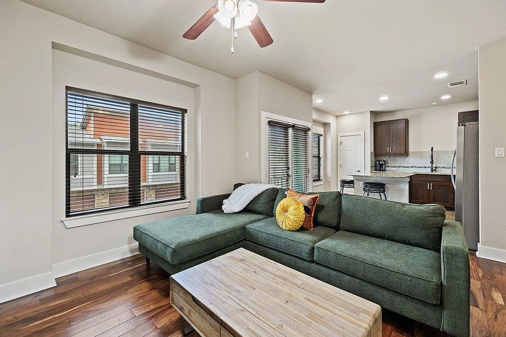 Building Photo - 1504 Lorraine Loop #B