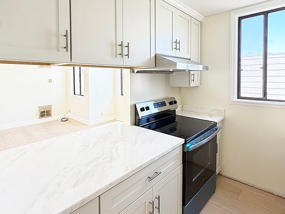 3rd image of 1410 30th Ave APT 4
