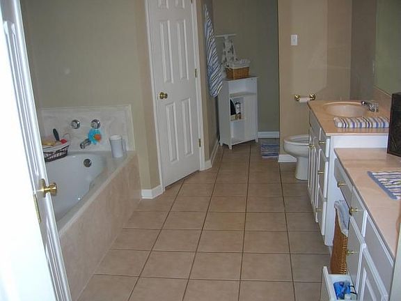 Master Bath w/Jetted Tube