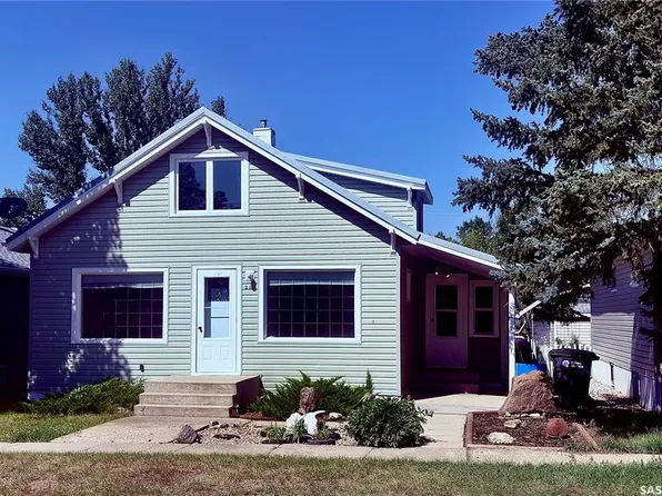 217 7th AVENUE E, Assiniboia, SK S0H 0B0